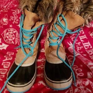 Snow boots